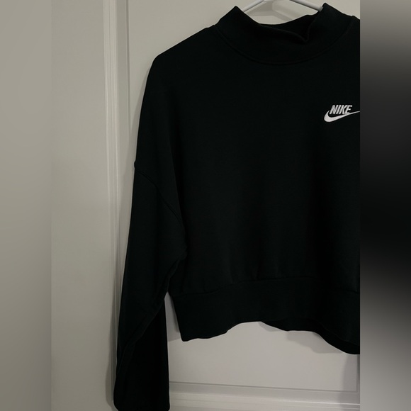 *NWT* NIKE WOMEN’S BLACK LOGO CREWNECK OVERSIZED FIT - MEDIUM - Picture 2 of 5